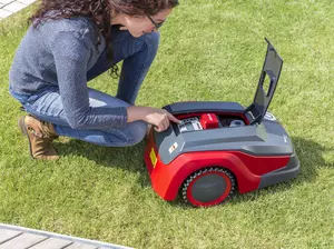 junge Frau mit Robolinho-Mähroboter