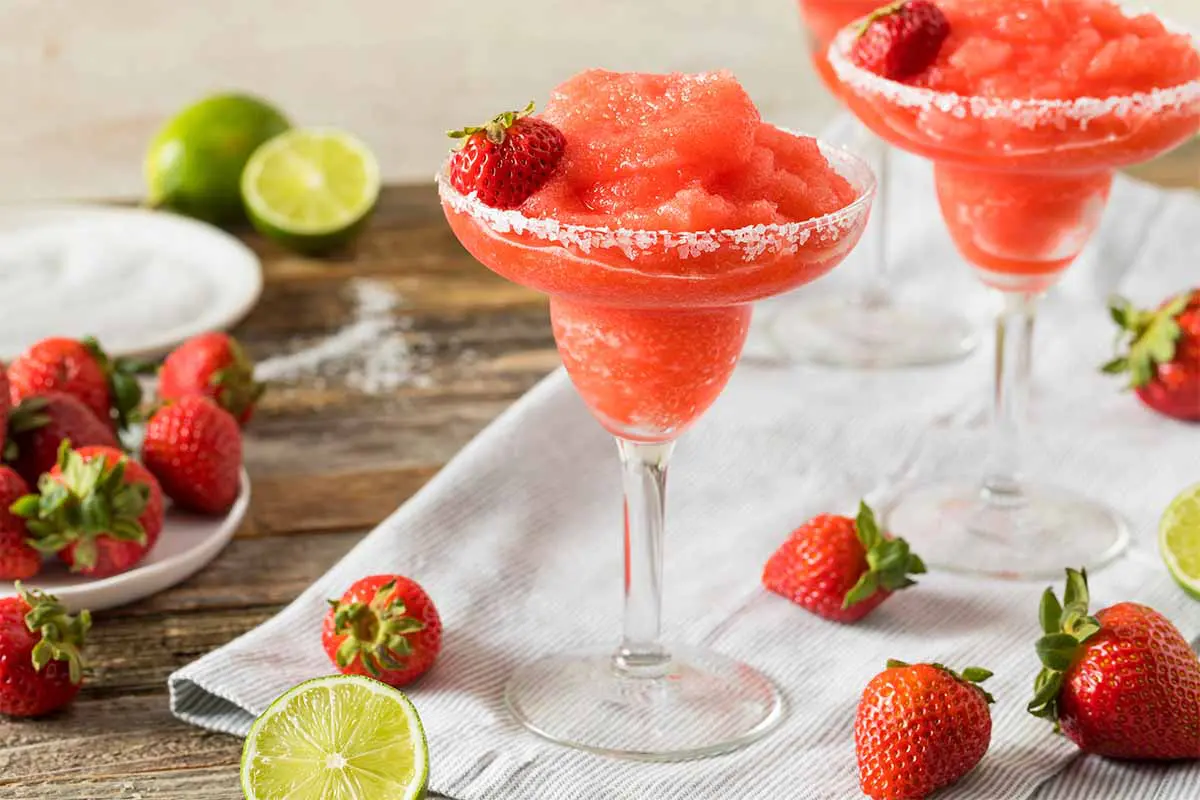 Erdbeersirup in Erdbeer-Margarita [Foto: AdobeStock_Brent Hofacker]