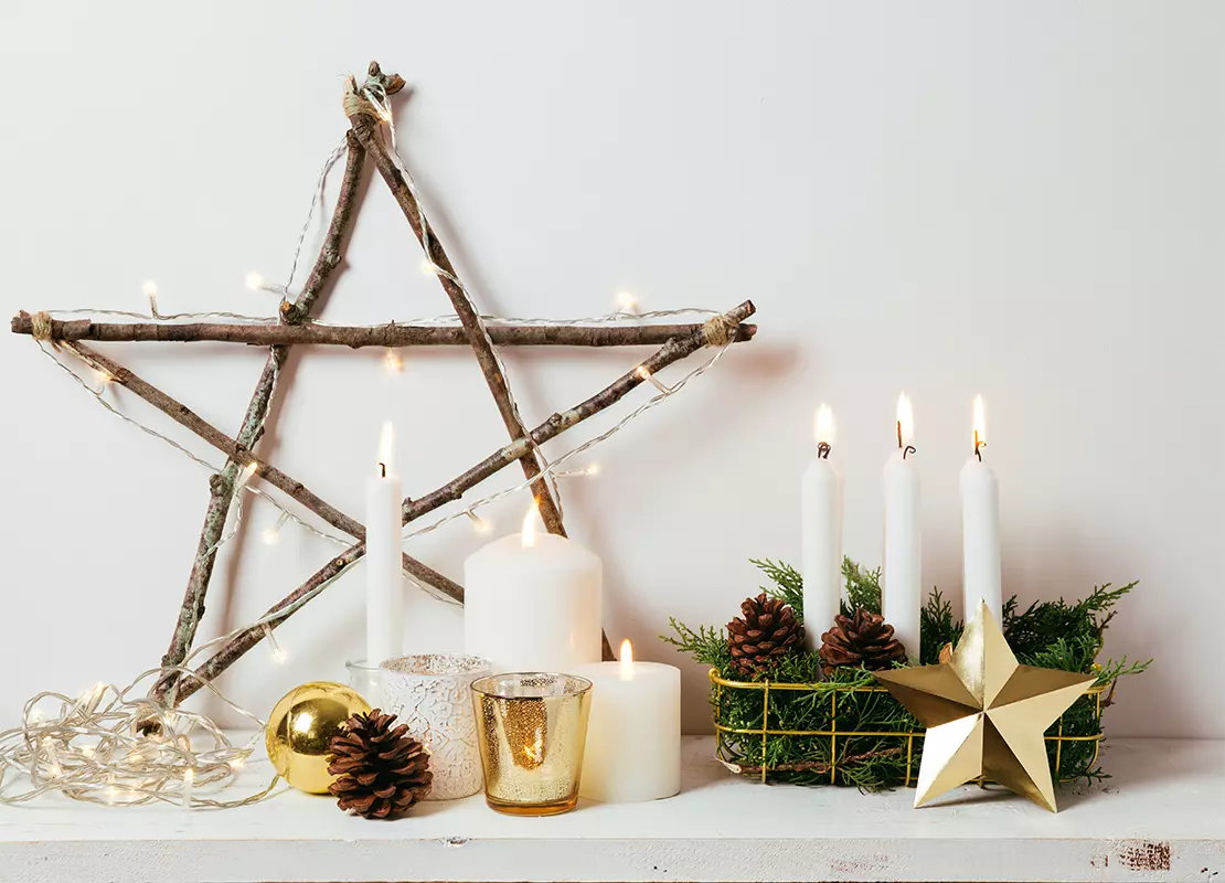 Weihnachtsstern beleuchtet Foto: AdobeStock_asife