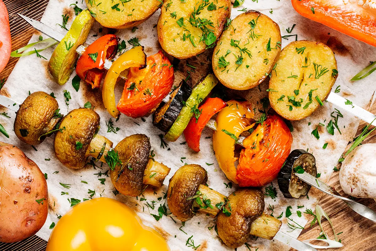 Grillspieße mit Gemüse [Foto: AdobeStock_kaninstudio]