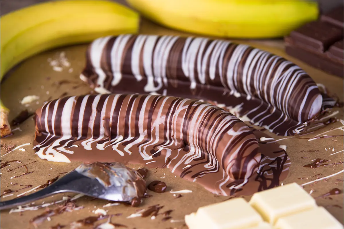Schokobananen auf Backpapier [Foto: AdobeStock_JanSommer]