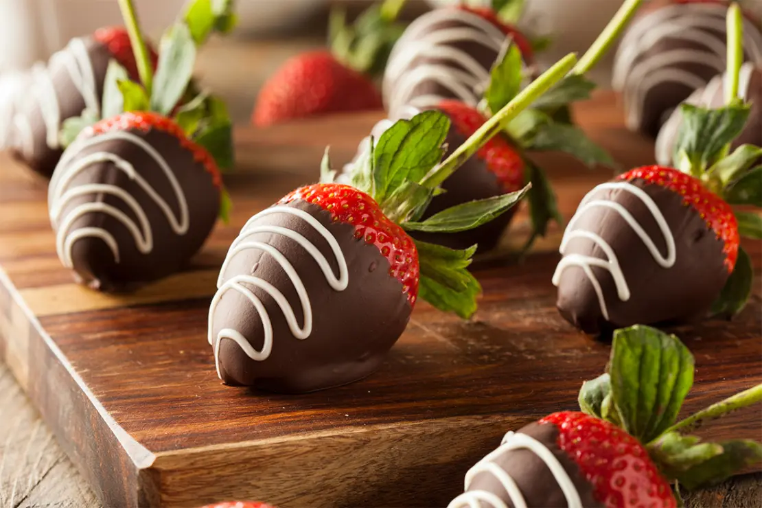 Schokofrüchte mit Erdbeeren und dunkler sowie weißer Schokolade [Foto: AdobeStock_Brent Hofacker]