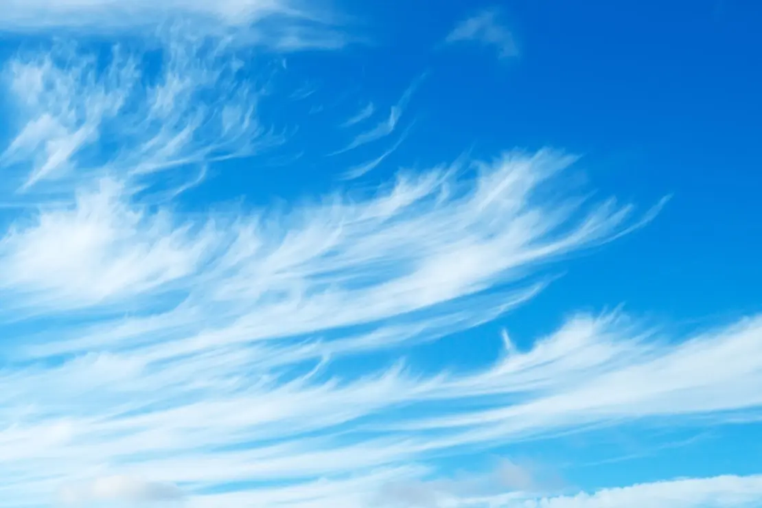 Cirrus, Federwolke vor blauem Himmel.