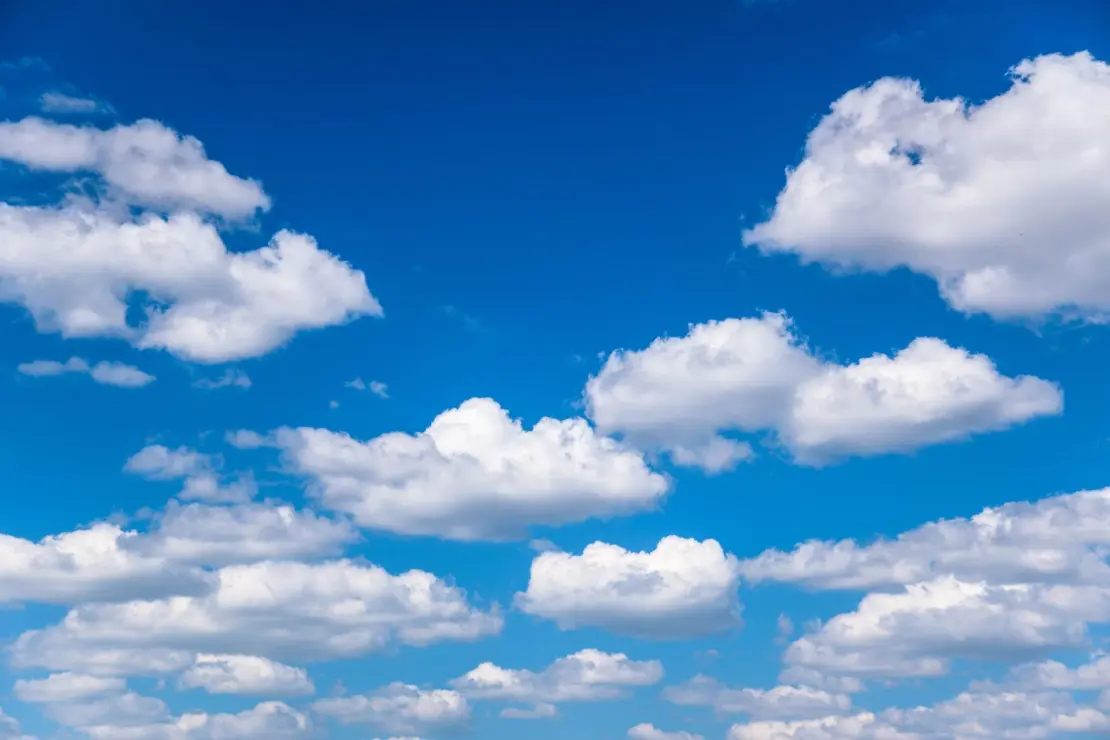Cumulus, Haufen- oder Quellwolken am blauen Himmel.