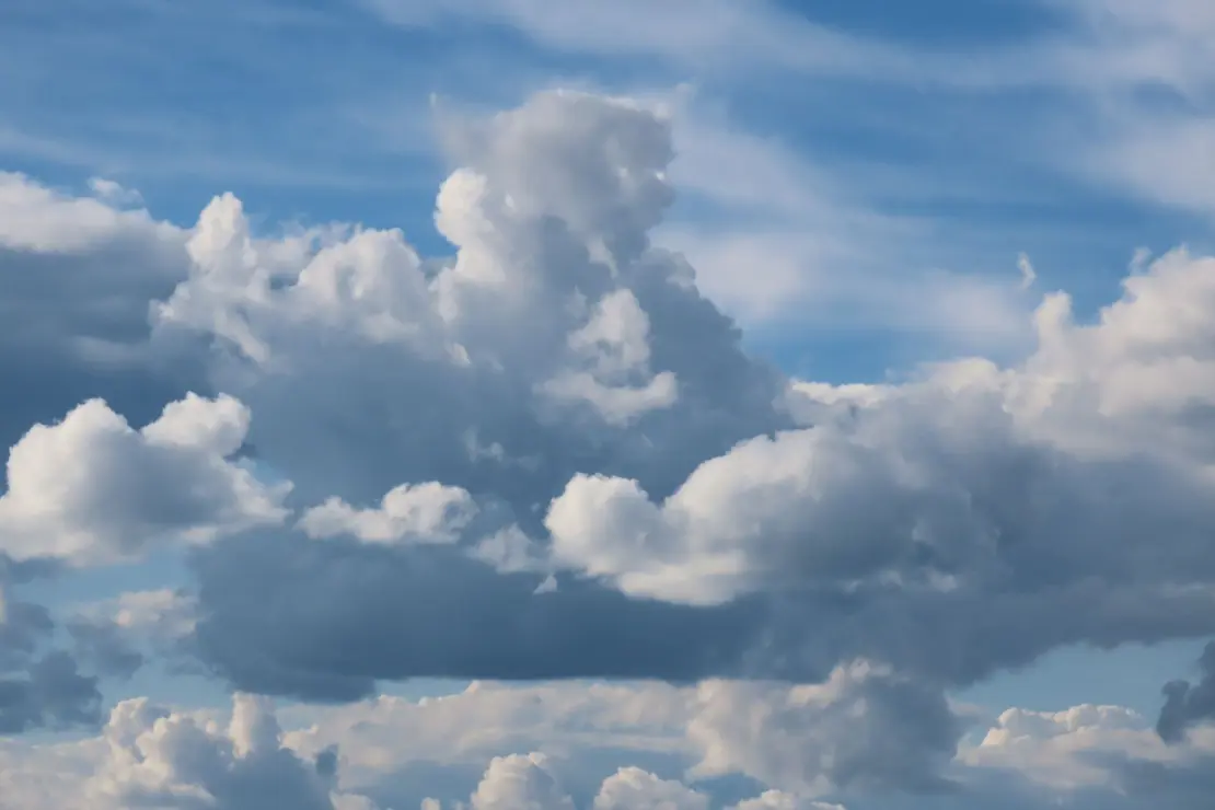 Stratocumulus, Haufenschichtwolke am blauen Himmel.