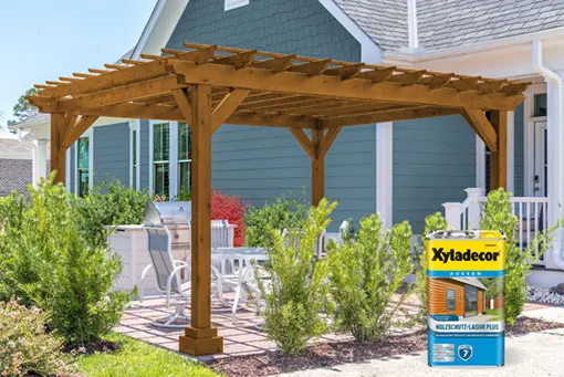 tag Moderner Sitzplatz im Garten unter einer mit heller Holzschutz-Lasur 2in1 gestrichenen Pergola