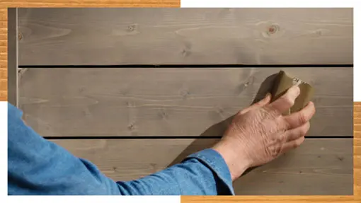 Reinigen einer Holzwand für das anschließende Streichen mit einer Holzschutz-Lasur