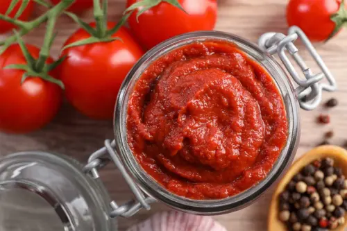 Ansicht eines Glases mit selbst gemachtem Tomatenmark. Hier aus der Vogelperspektive fotografiert. [Foto: AdobeStock_New Africa]