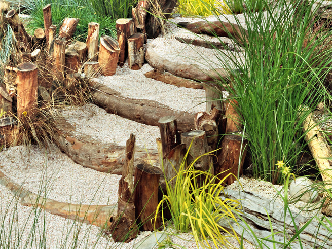 Miniatur-Dünenübergang mit Dünengras im Strandgarten