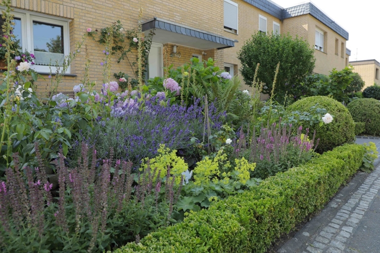 Den gestalten Grünes Entrée statt Tristesse GartenFlora