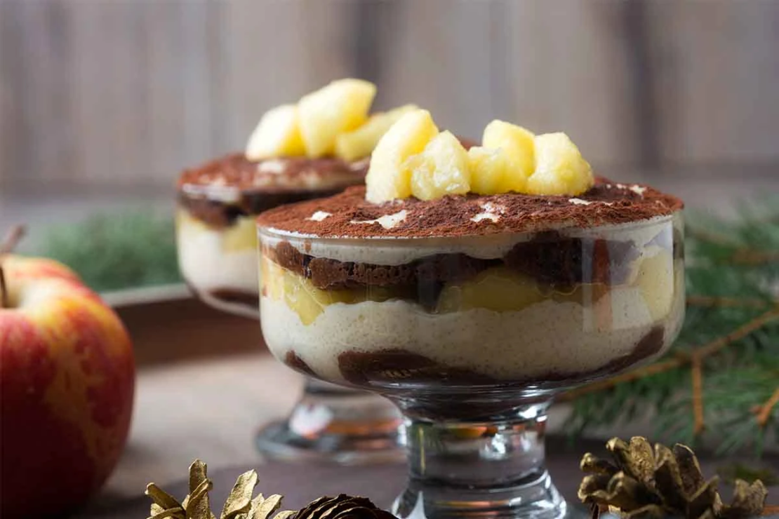 Bratapfel-Tiramisu in Glaeser geschichtet [Foto: AdobeStock_Kitty]