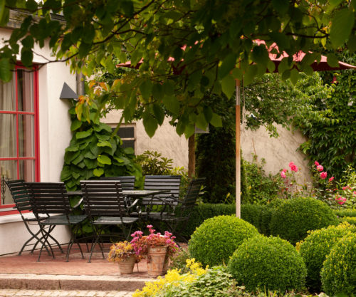 Cottage Garten mit einer Terasse und Sitzgelegenheit
