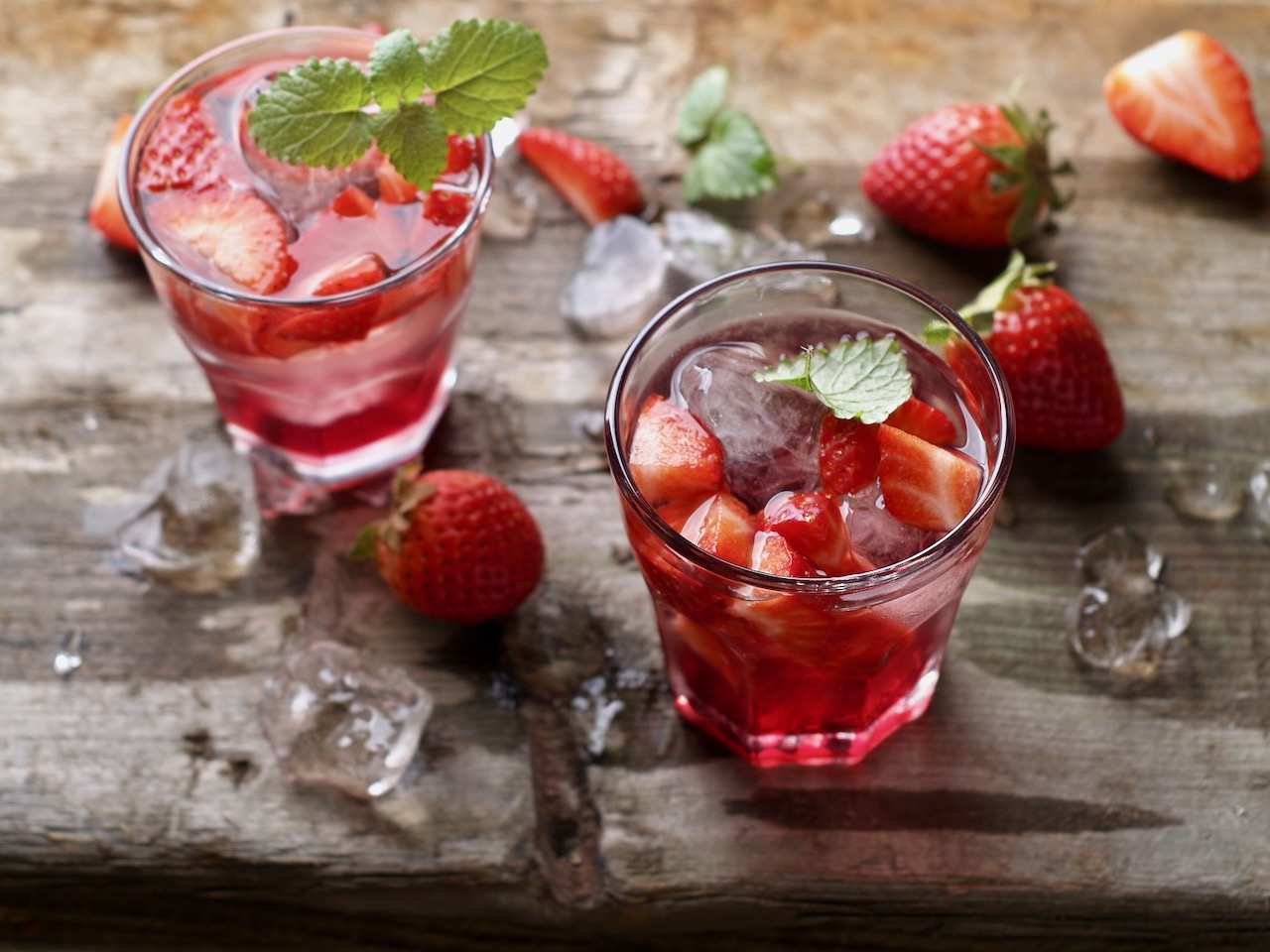 Erdbeerbowle: Einfaches Rezept mit frischer Minze | GartenFlora