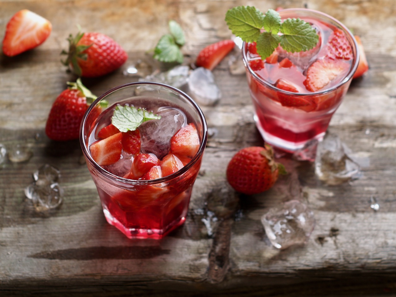 Erdbeerbowle: einfaches Rezept mit frischer Minze | GartenFlora