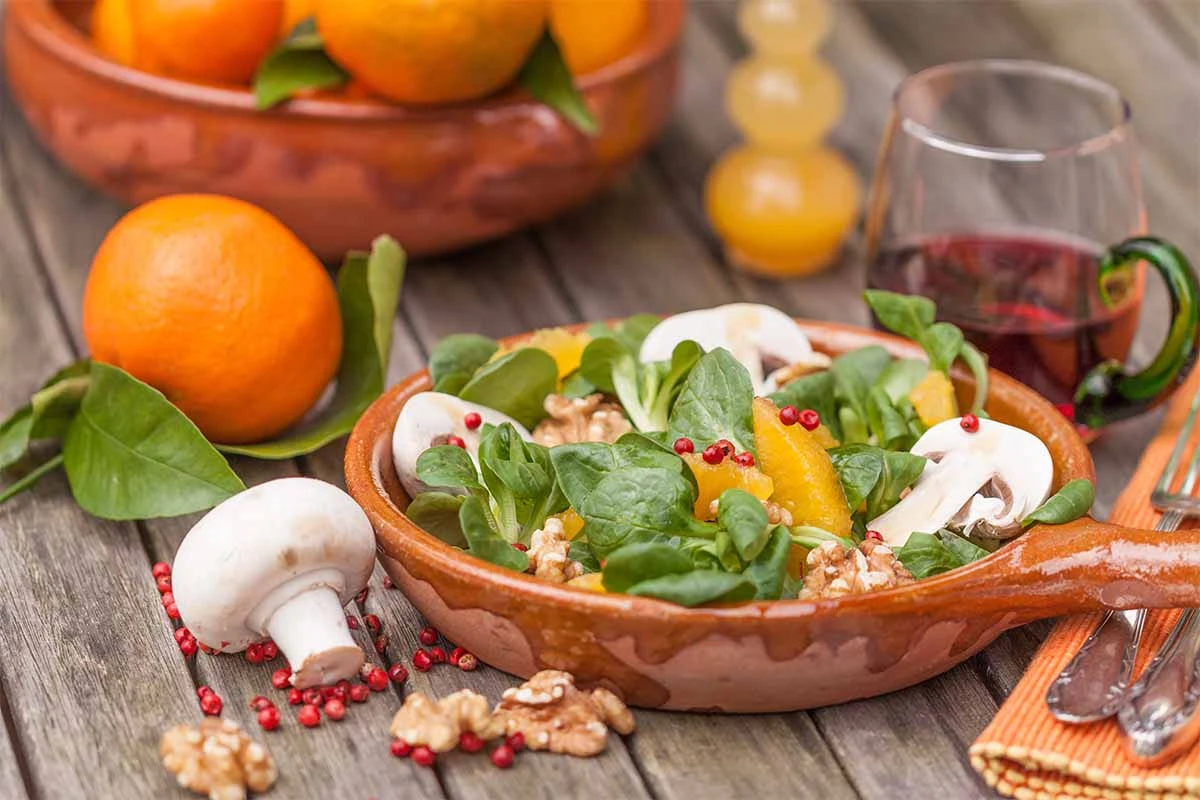 Feldsalat mit Orangen und rotem Pfeffer – ein Rezept mit Wintergemüse, das auch wunderbar als beiläge funktioniert. [Foto: AdobeStock_Lilli]