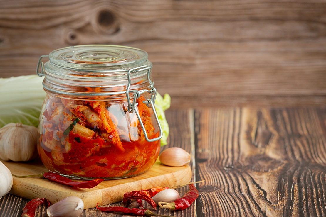 Kimchi in einem Einmachglas. Foto: AdobeStock_artit