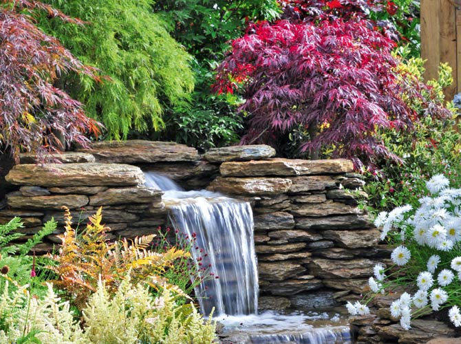 Ein Wasserfall oder Bachlauf im eigenen Garten