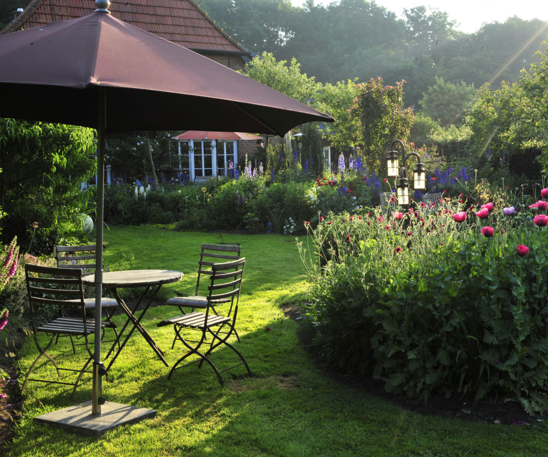 Garten mit Sitzgelegeneheit bluetenrausch-norden