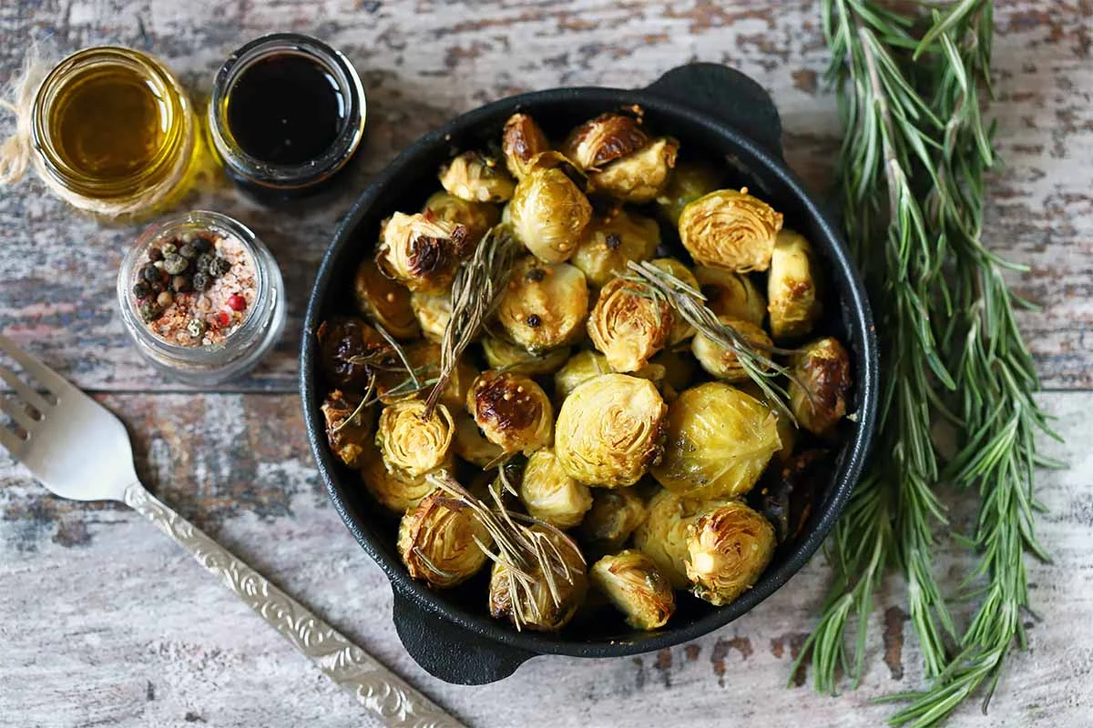 Rezept mit Wintergemüse: gebackener Rosenkohl in einer gusseisernen Pfanne [Foto: AdobeStock_Oksana]