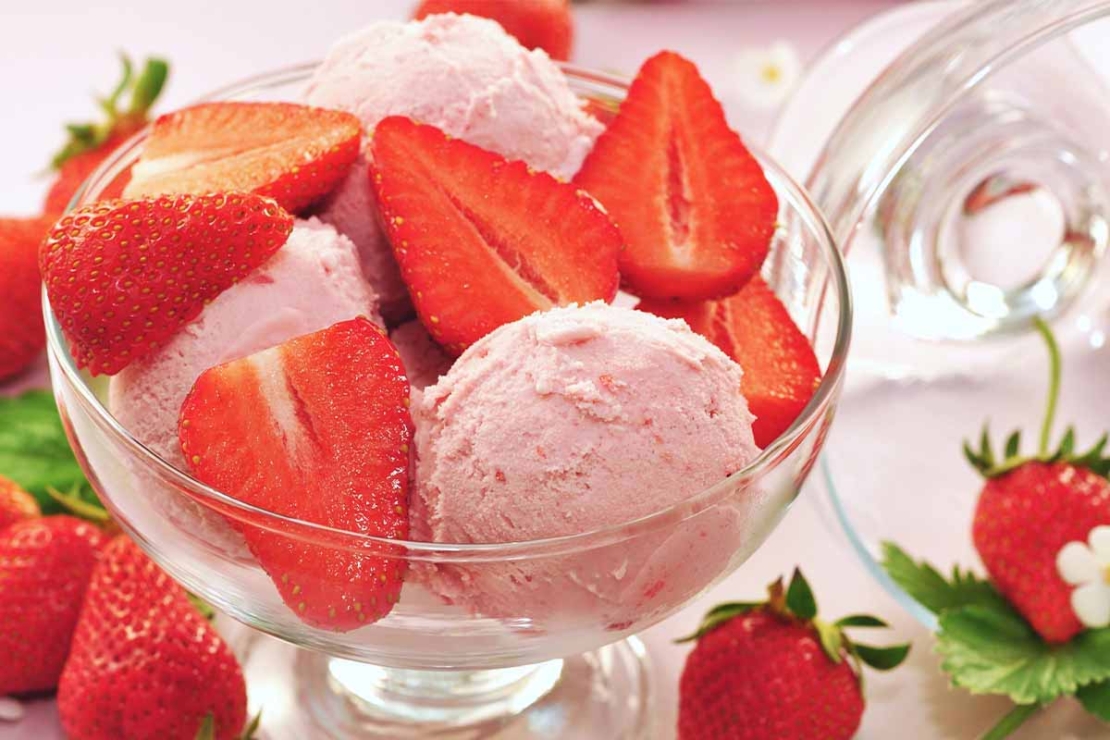 Erdbeereis-Rezept mit frischen Erdbeeren [Foto: AdobeStock_Printemps]