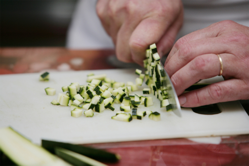 Zucchini werden für Chutney gewürfelt Foto: AdobeStock_Agence DER