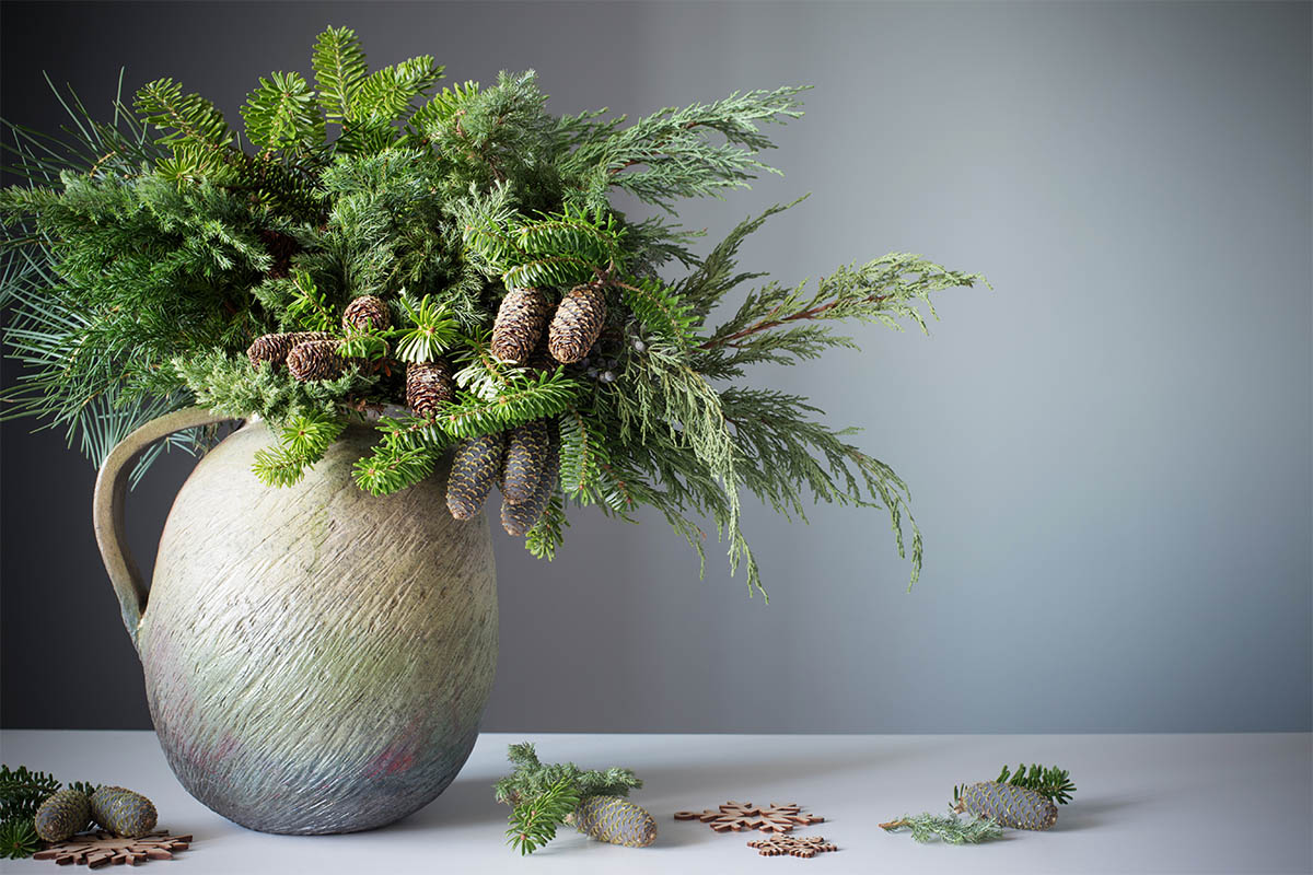 Tannengrün als Weihnachtsbaum-Alternative Foto: AdobeStock_Maya Kruchancova