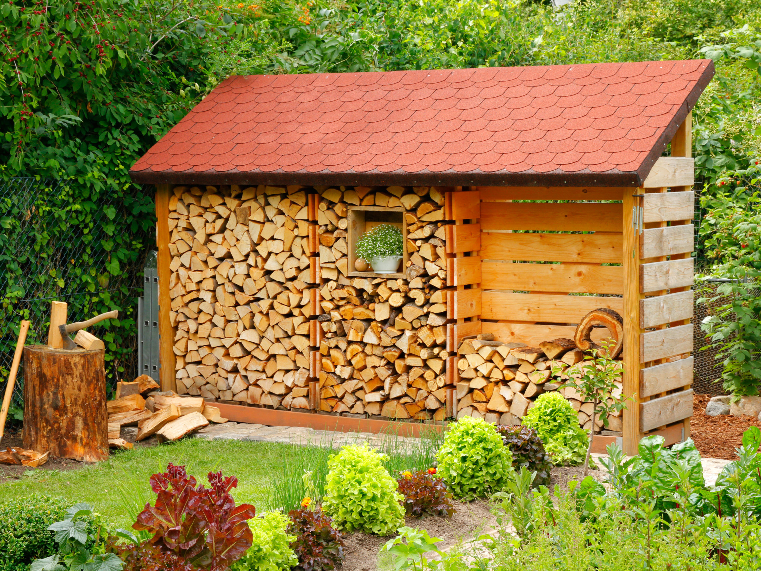 Brennholzregal bauen und Blickfang im Garten schaffen GartenFlora