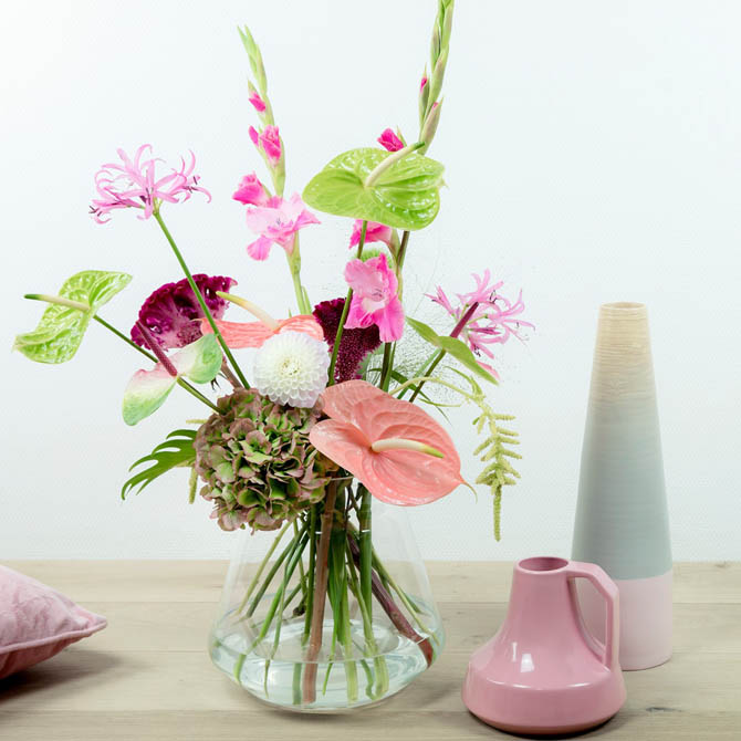 Schnittblumenarrangement mit Flamingoblumen in einer Glasvase [Foto: GPP/anthuriuminfo]