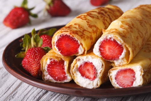 Pfannkuchen mit Erdbeeren [Foto: AdobeStock_FomaA]