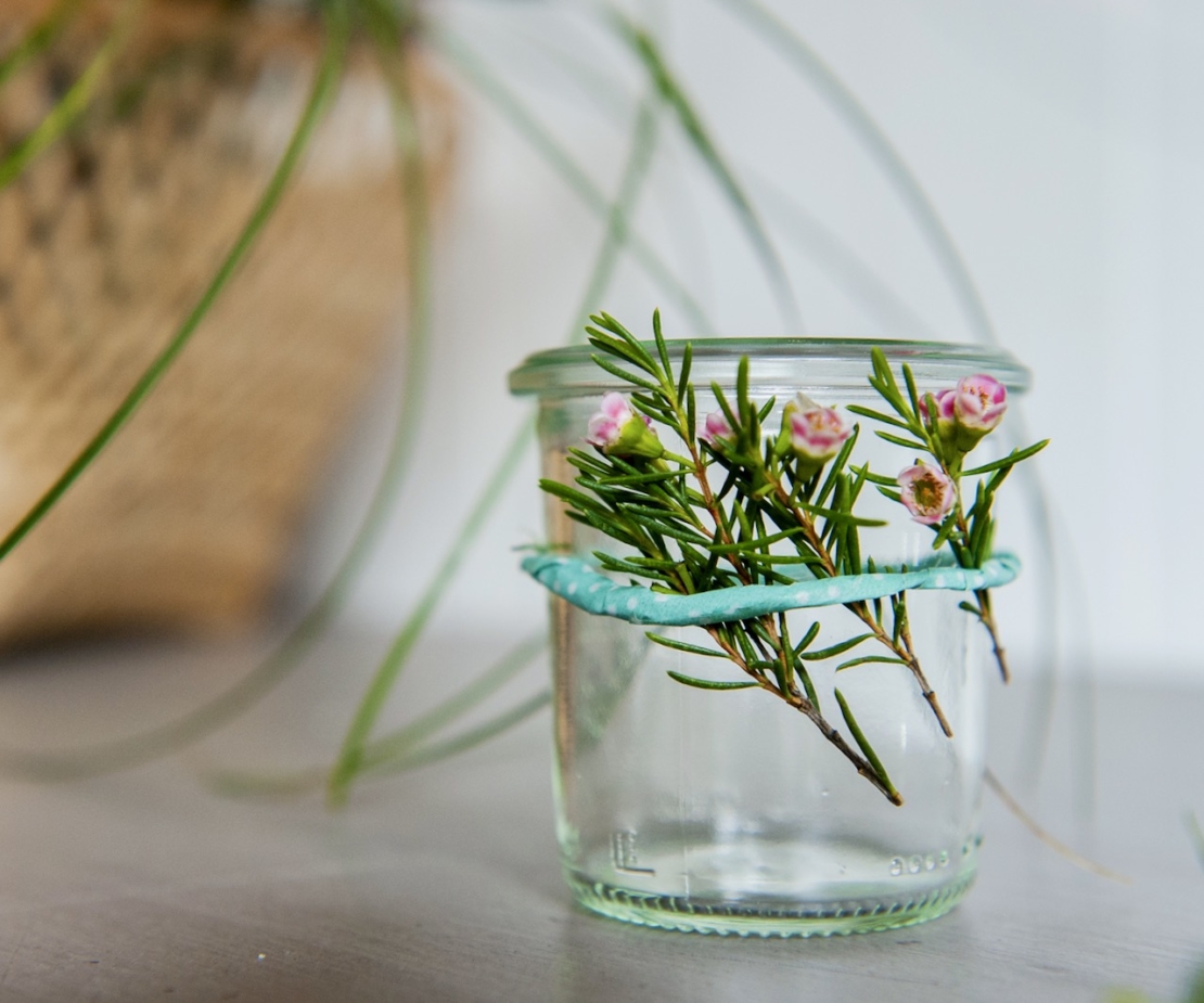 Windlicht mit Blumen: Foto: AdobeStock_bevisphoto.jpeg