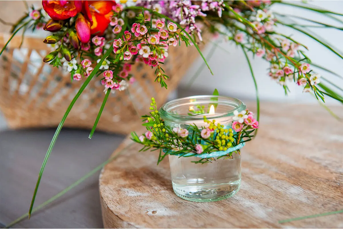 Windlicht basteln mit Blumen und bunter Kordel [Foto: AdobeStock_Bevisphoto]