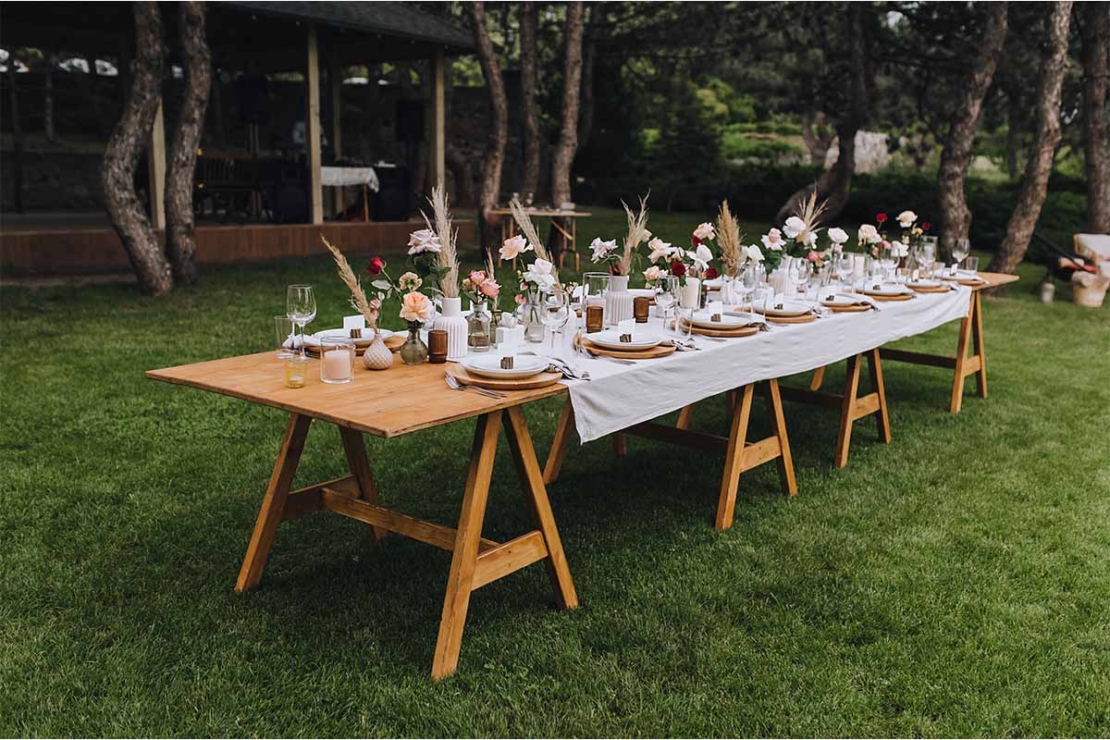 Tafel auf einer Gartenparty im Sommer [Foto: AdobeStock_shchus]