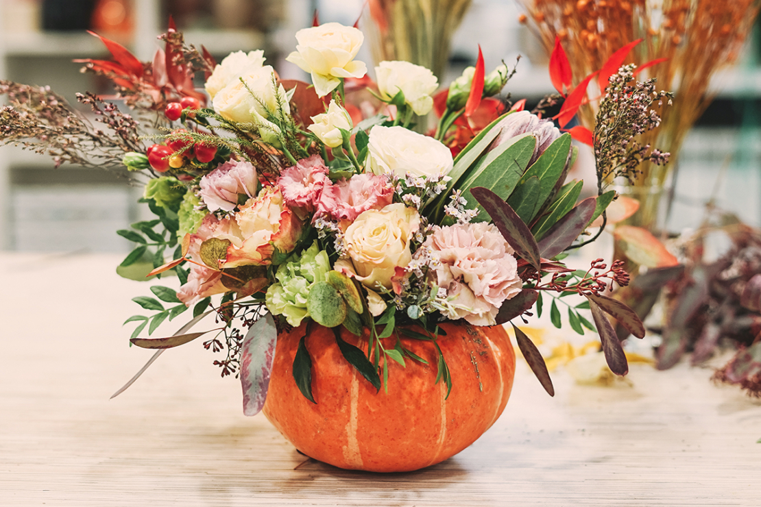 Kürbisvase als herbstliche Deko mit Blumen Foto: AdobeStock_galinka_zhi