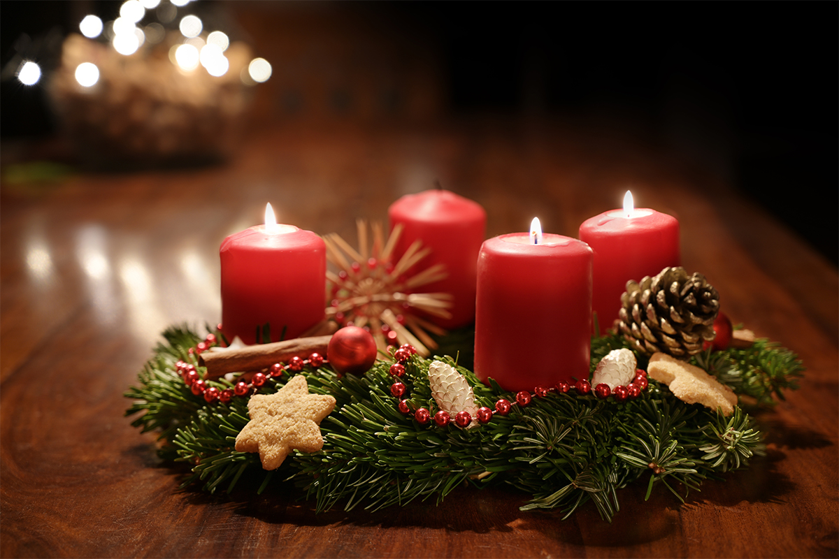 Adventskranz selber machen und mit roten Kerzen, Strohsternen und Gebäck verzieren [Foto: AdobeStock_Maren Winter]