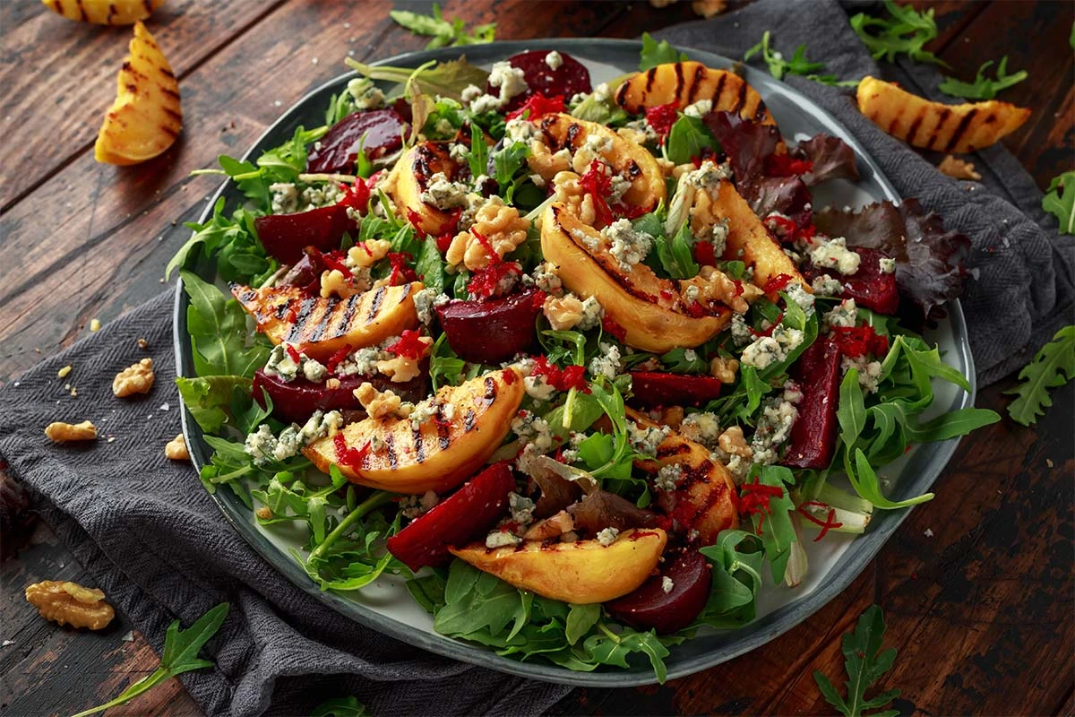 Quitten-Salat auf einem Holztisch angerichtet [Foto: AdobeStock_Grinchh]