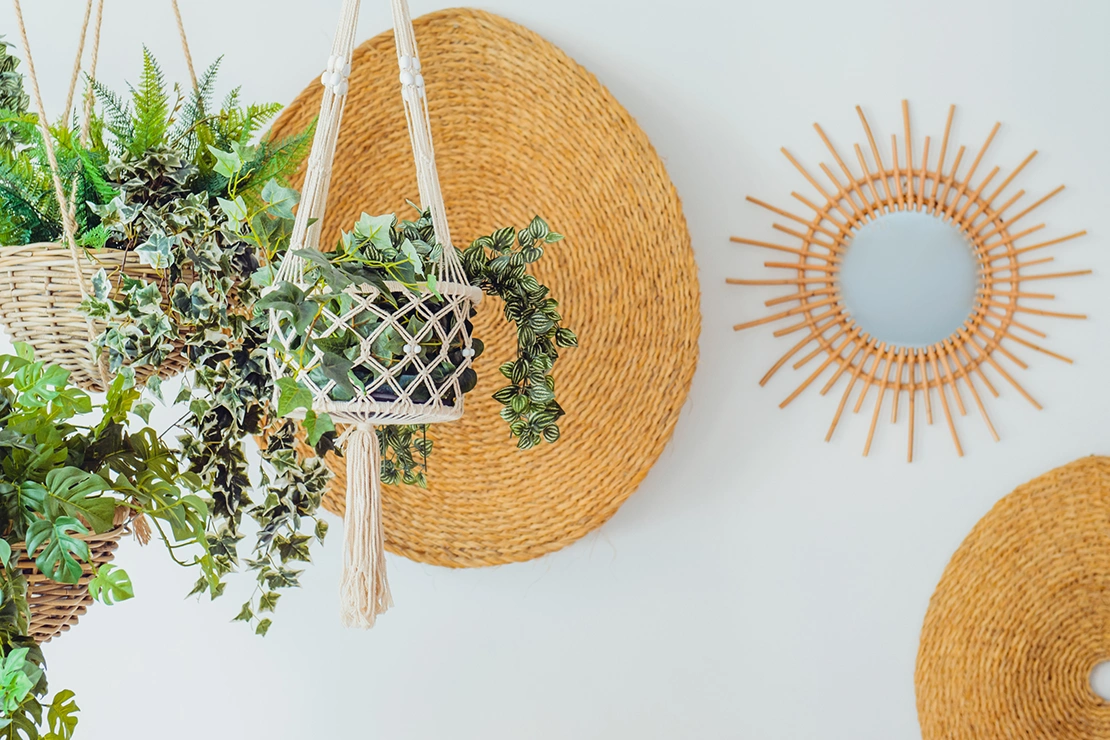 Tolle Kombi: Rattan und Hängepflanzen. [Foto: AdobeStock_okrasiuk]