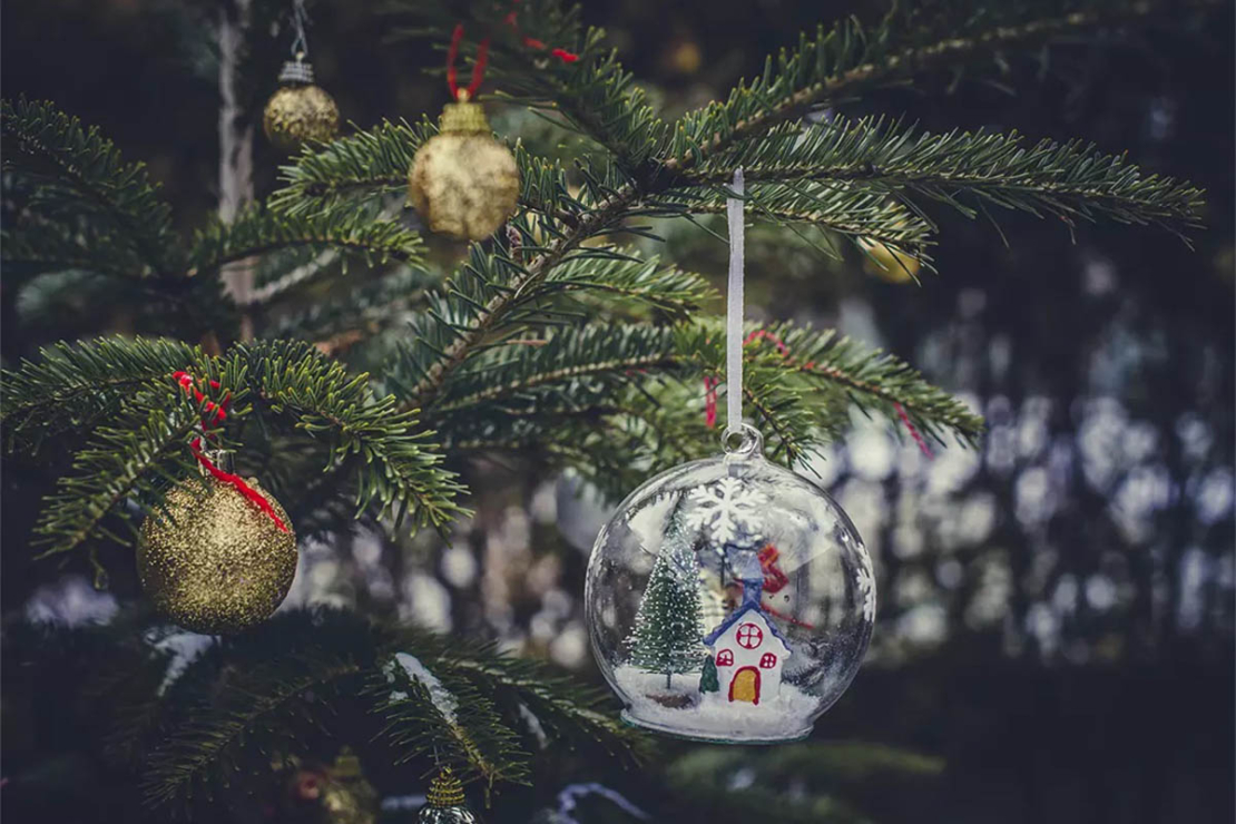 Weihnachtsbaumkugeln aus Glas an einem Weihnachtsbaum Foto: AdobeStock_Degimages