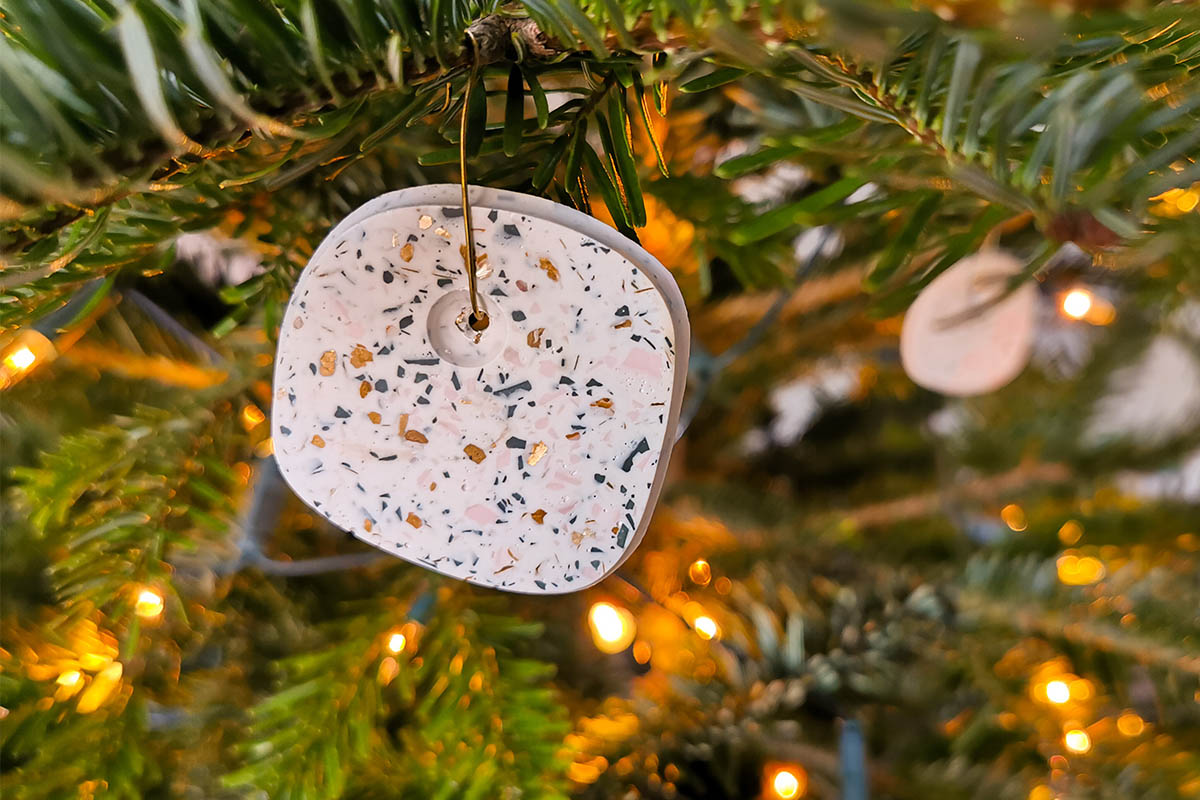 Weihnachtsbaumschmuck aus Terrazzo an einem Weihnachtsbaum Foto: AdobeStock_Luoxi
