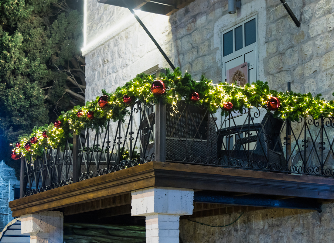 Weihnachtsdeko Balkon Foto: AdobeStock_ svarshik