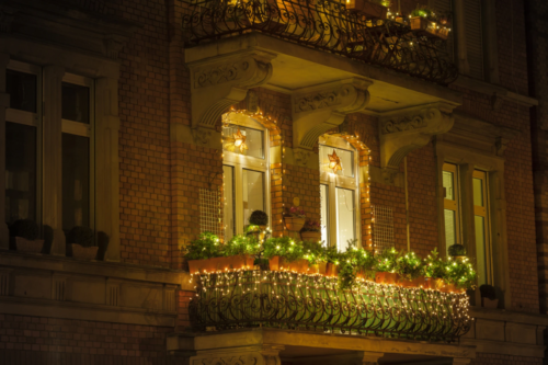 Ein Balkon mit weihnachtlichen Lichtern geschmückt