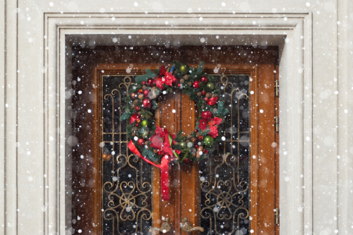 Weihnachtskranz Tür Foto: AdobeStock_eternal-aviv