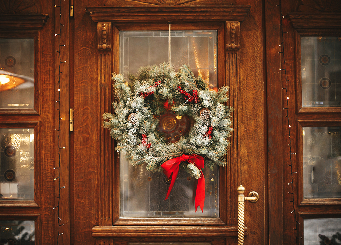 Weihnachtskranz Tür Foto: AdobeStock_sonyachny