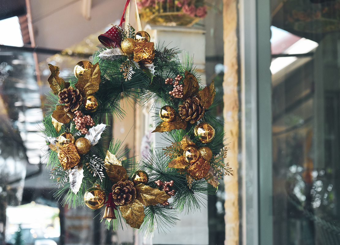 Weihnachtskranz Tür Foto: AdobeStock_sutichak