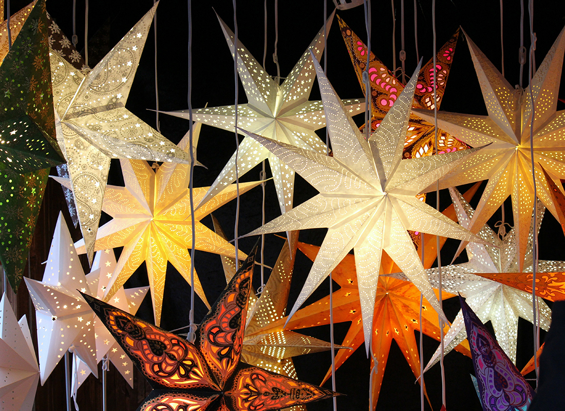 Weihnachtsstern beleuchtet Foto: AdobeStock_andreasalexander