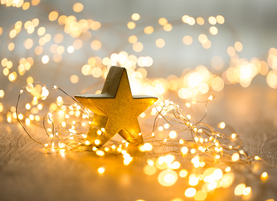 Weihnachtsstern beleuchtet Foto: AdobeStock_gitusik