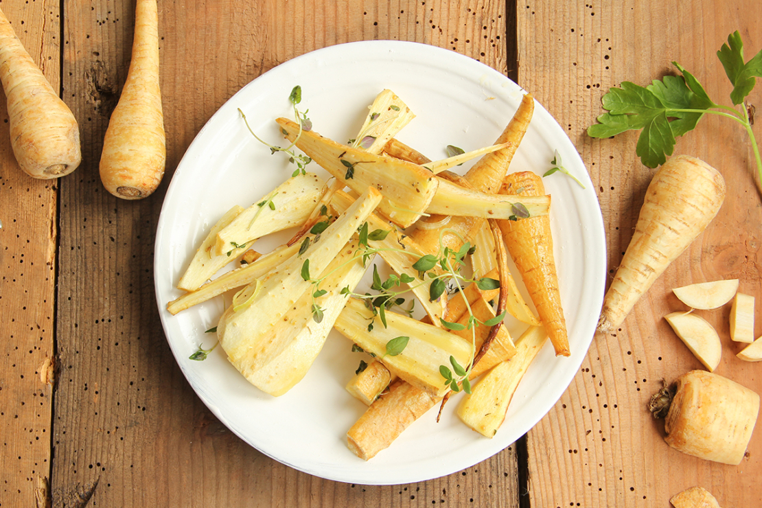 Pastinaken-Rezept mit Kräutern auf einem Teller [Foto: AdobeStock_Eflstudioart]