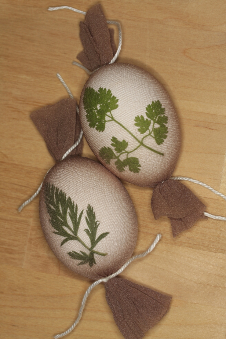 Eier natürlich färben mit Blättern