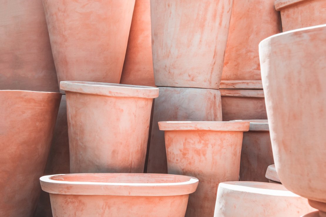 Gestapelte Terracotta-Töpfe. Garten im April. Foto: AdobeStock_Studio Light & Shade