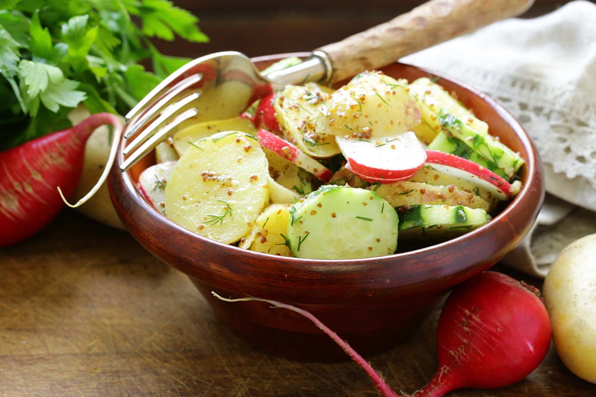 Kartoffelsalat schnell zubereitet mit Dill und Gemüse [Foto: AdobeStock_Olga Kriger]