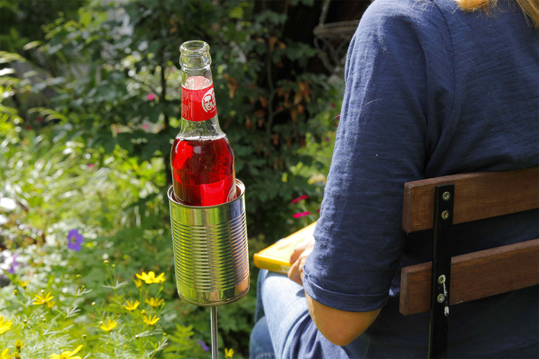 DIY-Flaschenhalter mit Flasche Foto: GF/Sabine Rübensaat